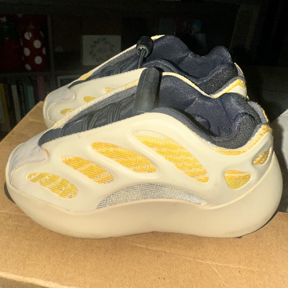 Baby Yeezy safflower 700